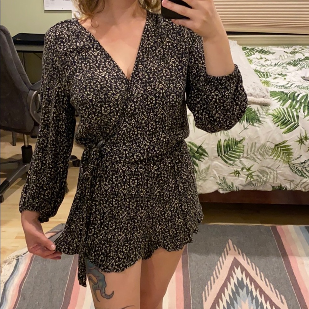 😍 AEO Black and white floral romper